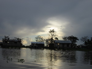 casas sobre el rio amazonas colombia