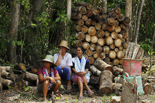 A family sitting after collecting firewood, Central Kalimantan, Indonesia. Photo by Achmad Ibrahim for Center for International Forestry Research (CIFOR).