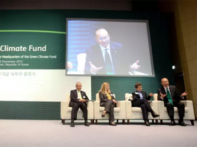 World Bank President Jim Yong Kim participates in a panel discussion during the official launch of the Green Climate Fund in Songdo, South Korea. Photo by: Young-Jin Yoo / World Bank / CC BY-NC-ND